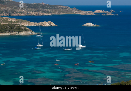 Yachten auf das blaue Meer in der Nähe von Capo Spartivento, auf der Küste von Teulada, Cagliari, Sardinien, Italien Stockfoto