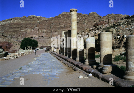 Blick auf die Kolonnade Straße gebaut um 106 n. Chr. das römische Standardmuster von einer West-Ost-Decumanus im Herzen der antiken Stadt der Nabatäer von Petra Jordanien folgt Stockfoto