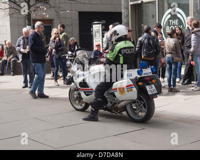 1. Mai 2013, Labour Day Feierlichkeiten in Oslo Norwegen, Polizei Motorrad bereit, führen die Parade / Demo Stockfoto