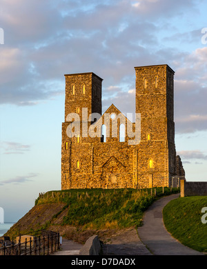 Reculver Türme Herne Bay Kent England bei Sonnenuntergang Stockfoto