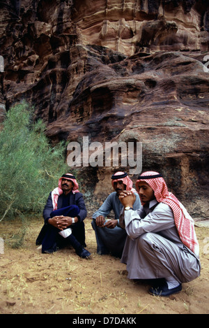 Beduinen tragen eine rot-weiße überprüft Kufiya zu einem Sandstein Schlucht in Khazali Canyon in die Wüste des Wadi Rum, auch als das Tal des Mondes bekannt, schneiden in den Sandstein und Granit Felsen des südlichen Jordanien. Stockfoto