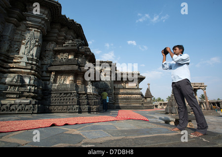 Eine indische Tourist nimmt ein Foto im Chennakesava Tempel, Belur, in der Nähe von Hassan in Karnataka, Indien Stockfoto