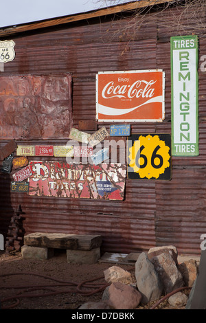 Einige rostigen Anzeichen bei Route 66 in Hackberry, Arizona, USA Stockfoto