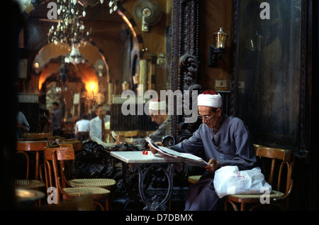 Ein ägyptischer Mann eine Zeitung lesen in El Fishawy Coffee Shop im Khan el-Khalili einen großen Souk in der Altstadt von Islamischen Kairo Ägypten Stockfoto