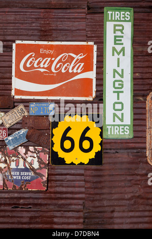Einige rostige Anzeichen und Fahrzeugkennzeichen bei Route 66 in Hackberry, Arizona, USA Stockfoto