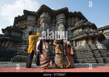 Indische Touristen bewundern die Skulpturen im Chennakesava Tempel, Belur, in der Nähe von Hassan in Karnataka, Indien Stockfoto