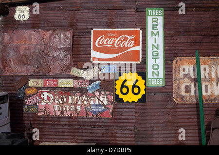 Einige rostige Anzeichen und Fahrzeugkennzeichen bei Route 66 in Hackberry, Arizona, USA Stockfoto