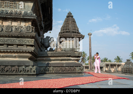 Eine indische Tourist nimmt ein Foto im Chennakesava Tempel, Belur, in der Nähe von Hassan in Karnataka, Indien Stockfoto