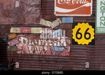 Einige rostige Anzeichen und Fahrzeugkennzeichen bei Route 66 in Hackberry, Arizona, USA Stockfoto