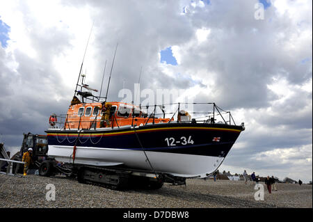 Aldeburgh, Suffolk, UK. 4. Mai 2013. Das Rettungsboot ist bei Aldeburgh Suffolk 4. Mai 2013 ins Leben gerufen. Das RNLI-Rettungsboot wurde verschlüsselt, um ein Boot zu helfen, die an Land, am nahe gelegenen Orford Leuchtturm vor der Küste von East Anglia gegangen war.  Kredit Julian Eales/Alamy live-Nachrichten. Stockfoto