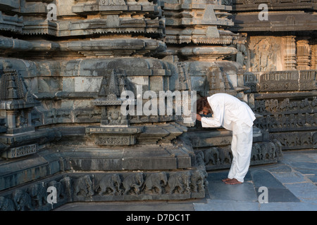 Ein Hindu Shaivite Priester betet vor einem Schrein am Chennakesava Tempel, Belur, in der Nähe von Hassan in Karnataka, Indien Stockfoto