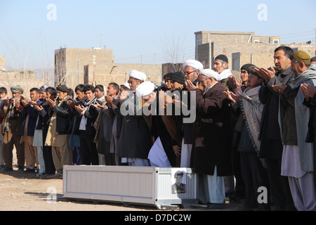 Menschen beten bei der ANA (Afghan National Army) Soldat Beerdigung Stockfoto