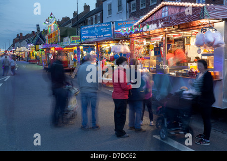 Sugarty Street Food, Marktstände, Kiosk und Vergnügungsattraktionen im Northallerton Town Centre, jährliche May Fair, High Street, North Yorkshire, Großbritannien Stockfoto