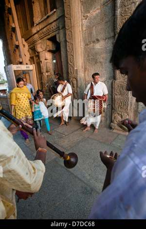 Hindu-Tempel die Musiker spielen in der Einfahrt des Chennakesava Tempels, Belur, in der Nähe von Hassan in Karnataka, Indien Stockfoto