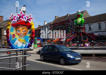 Vergnügungen, Karussell Fun-Fair Fahrgeschäfte und Attraktionen im Stadtzentrum von Northallerton jährliche kann Street Fair, High Street, North Yorkshire, Großbritannien Stockfoto