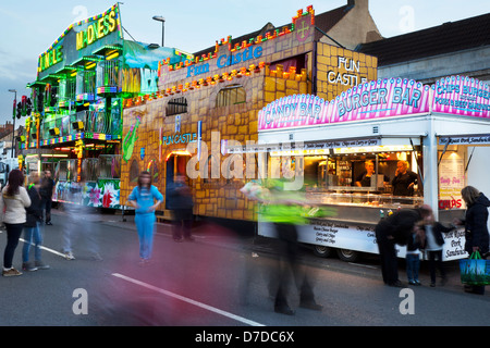 Vergnügungen, Karussell Fun-Fair Fahrgeschäfte und Attraktionen im Stadtzentrum von Northallerton jährliche kann Street Fair, High Street, North Yorkshire, Großbritannien Stockfoto