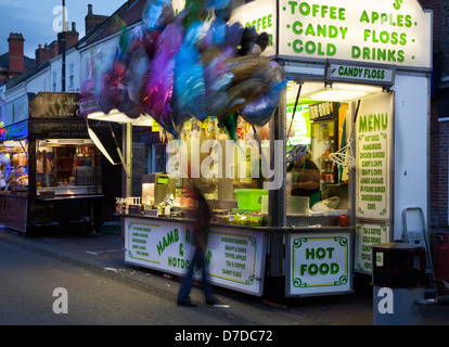 Karussell Fun-Fair Fahrten, Essen zum Mitnehmen, stdall und Attraktionen im Stadtzentrum von Northallerton jährliche kann Street Fair, North Yorkshire, Großbritannien Stockfoto