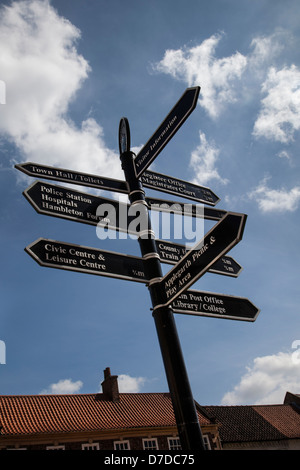 Northallerton North Yorkshire Stadt finger-post street sign zu verschiedenen Zielen. Richtungen und Attraktionen in der High Street, UK Stockfoto