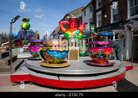 Vergnügungen, Karussell Fun-Fair Fahrgeschäfte und Attraktionen im Stadtzentrum von Northallerton jährliche kann Street Fair, High Street, North Yorkshire, Großbritannien Stockfoto