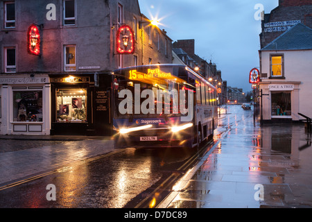 Heavy Rain in den Straßen der Innenstadt von Perth. Weihnachtsschmuck schottischen Stagecoach Bus, & Pfütze Reflexionen, Reisen nach Crieff, Schottland Großbritannien Stockfoto