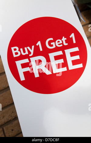 Toller Preis   kaufen 1 erhalten Sie 1 Free  bietet Bogof in Tesco speichern, Southport, Merseyside, UK Stockfoto