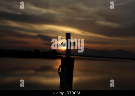 Xanthi, Griechenland. 3. Mai 2013. Ein Kreuz auf einer Holzbrücke vor Saint Nicolas orthodoxe Kirche in Vistonida-See am Porto Lagos in Nordgriechenland. Millionen von Griechen strömen in Kirchen auf dem Land in dieser Woche um Ostern, das Land vor allem religiöse Feier feiern... Bildnachweis: Yiannis Kourtoglou / Alamy Live News Stockfoto