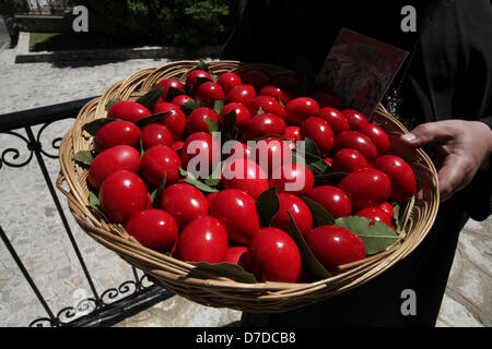 Xanthi, Griechenland. 3. Mai 2013. Rote Ostereier orthodoxe Ostern in Griechenland im Mai 01,2013. Bildnachweis: Yiannis Kourtoglou / Alamy Live News Stockfoto