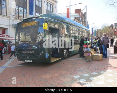 Reading, UK. 4. Mai 2013. Besucher lesen Stadtzentrum waren eine freie Fahrt auf einer der ersten Greenwave (Compressed Natural Gas) CNG Busse in South East England heute 05.04.13 behandelt. Bildnachweis: Sarah Tubb / Alamy Live News Stockfoto