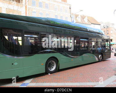 Reading, UK. 4. Mai 2013. Besucher lesen Stadtzentrum waren eine freie Fahrt auf einer der ersten Greenwave (Compressed Natural Gas) CNG Busse in South East England heute 05.04.13 behandelt. Bildnachweis: Sarah Tubb / Alamy Live News Stockfoto