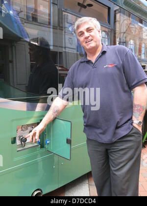 Reading, UK. 4. Mai 2013. Besucher lesen Stadtzentrum waren eine freie Fahrt auf einer der ersten Greenwave (Compressed Natural Gas) CNG Busse in South East England heute 05.04.13 behandelt. Bildnachweis: Sarah Tubb / Alamy Live News Stockfoto