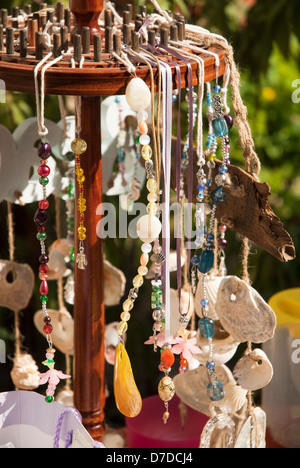 Handgefertigte Schmuck hängen von einem Ständer aus Muscheln und Treibholz-bits Stockfoto