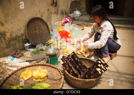 Eine weibliche Straßenhändler verkaufen frischen Bambus in Ha Noi, Vietnam Stockfoto