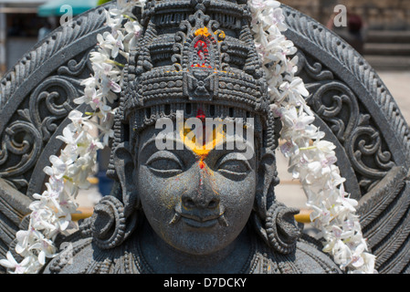 Eine Granitstatue der hinduistischen Gottheit Garuda bewacht der Chennakesava-Tempel in Belur, in der Nähe von Hassan in Karnataka, Indien Stockfoto