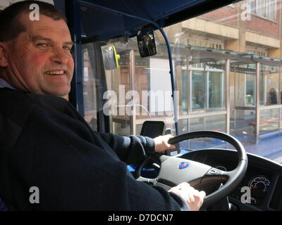 Reading, UK. 4. Mai 2013. Besucher lesen Stadtzentrum waren eine freie Fahrt auf einer der ersten Greenwave (Compressed Natural Gas) CNG Busse in South East England heute 05.04.13 behandelt. Bildnachweis: Sarah Tubb / Alamy Live News Stockfoto