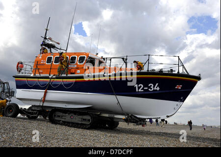 Aldeburgh, Suffolk, UK. 4. Mai 2013. Das Rettungsboot ist bei Aldeburgh Suffolk 4. Mai 2013 ins Leben gerufen. Das RNLI-Rettungsboot wurde verschlüsselt, um ein Boot zu helfen, die an Land, am nahe gelegenen Orford Leuchtturm vor der Küste von East Anglia gegangen war.  Kredit Julian Eales/Alamy live-Nachrichten. Stockfoto