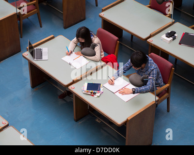 Draufsicht auf zwei asiatische Studenten Stockfoto