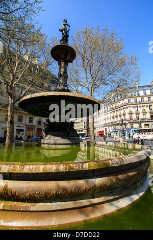 Alter Brunnen (Fontaine du Théâtre Français) in der Opéra Garnier in Paris bis zum frühen Frühjahr quartier Stockfoto