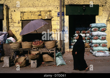 Ein Fußgänger tragen traditionelle Galabyeh Kleidungsstück auf dem Lebensmittelmarkt im alten Kairo Ägypten Stockfoto