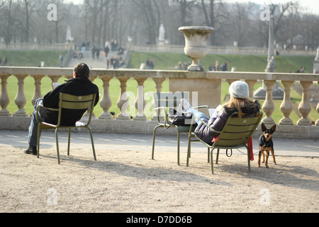 Jardin du Luxembourg in Paris, Frankreich - Menschen entspannen in Gartenstühle am Beginn des Frühjahrs Stockfoto