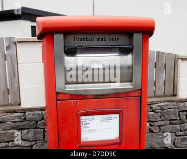 Nur rote frankierte Post Briefkasten Stockfoto