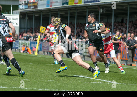 Exeter, Devon, UK. 4. Mai 2013. Exeter des rechten Flügels, Jack Nowell Gebühren aus der Verteidigung während der Aviva Premiership match zwischen Exeter Chiefs und Gloucester im Sandy Park Stadion in Exeter, UK Credit: Clive Chilvers / Alamy Live News Stockfoto