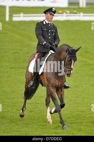 Badminton, UK. 4. Mai 2013.   Stefano Brecciaroli [ITA] Apollo VD Wendi Kurt Hoeve veröffentlicht das beste Ergebnis der am Vormittag und beendet im zweiten Platz in der Gesamtwertung in die Langlauf-Phase von Mitsubishi Motors Badminton Horse Trials gehen reiten.  Mitsubishi Motors Badminton Horse Trials statt zwischen dem 2. und 6. Mai 2013. Picture by Stephen Bartholomäus Stephen Bartholomäus/Stephen Bartholomäus Fotografie/Alamy Live News Stockfoto