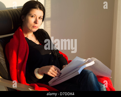 Junge Frau zu Hause studieren Stockfoto