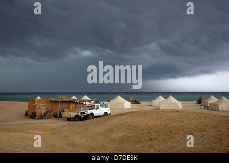 Regenwolken über Marsa Sharga Eco Village, Marsa Alam, Rotes Meer, Ägypten Stockfoto