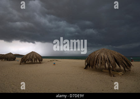 Regenwolken über Marsa Sharga Eco Village, Marsa Alam, Rotes Meer, Ägypten Stockfoto