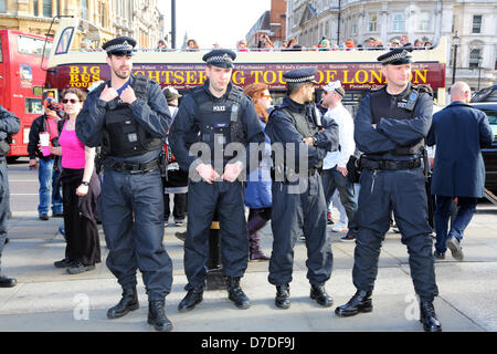 London, UK. 4. Mai 2013. Polizei bei der anonymen UK gegen Sparpolitik Demonstration, London, England. Bildnachweis: Paul Brown / Alamy Live News Stockfoto