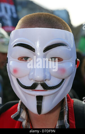 London, UK. 4. Mai 2013. Die Demonstranten tragen Masken bei der anonymen UK gegen Sparpolitik Demonstration, London, England. Bildnachweis: Paul Brown / Alamy Live News Stockfoto