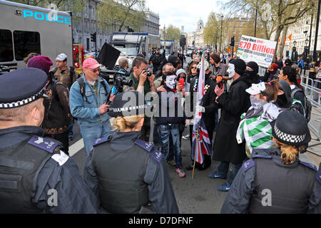London, UK. 4. Mai 2013. Demonstranten von der Polizei blockiert, bei der anonymen UK gegen Sparpolitik Demonstration in Whitehall, London, England. Bildnachweis: Paul Brown / Alamy Live News Stockfoto