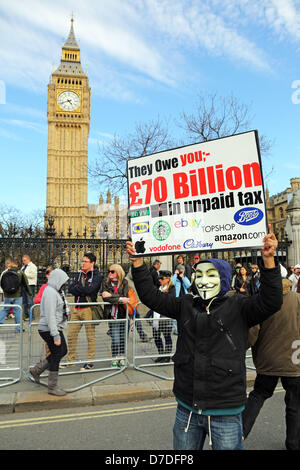 London, UK. 4. Mai 2013. Demonstranten auf der anonymen UK gegen Sparpolitik Demonstration in Westminster von den Houses of Parliament und Big Ben, London, England. Bildnachweis: Paul Brown / Alamy Live News Stockfoto