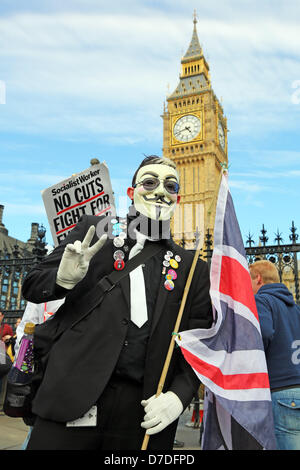 London, UK. 4. Mai 2013. Demonstranten auf der anonymen UK gegen Sparpolitik Demonstration in Westminster von den Houses of Parliament und Big Ben, London, England. Bildnachweis: Paul Brown / Alamy Live News Stockfoto